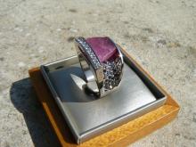 Bague en gris diamant noir, blanc et rubis brut